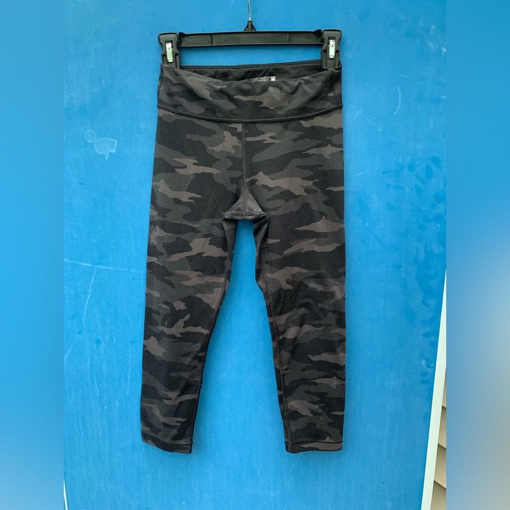 Girls Athleta Black Cropped Leggings Camo Size XL 14